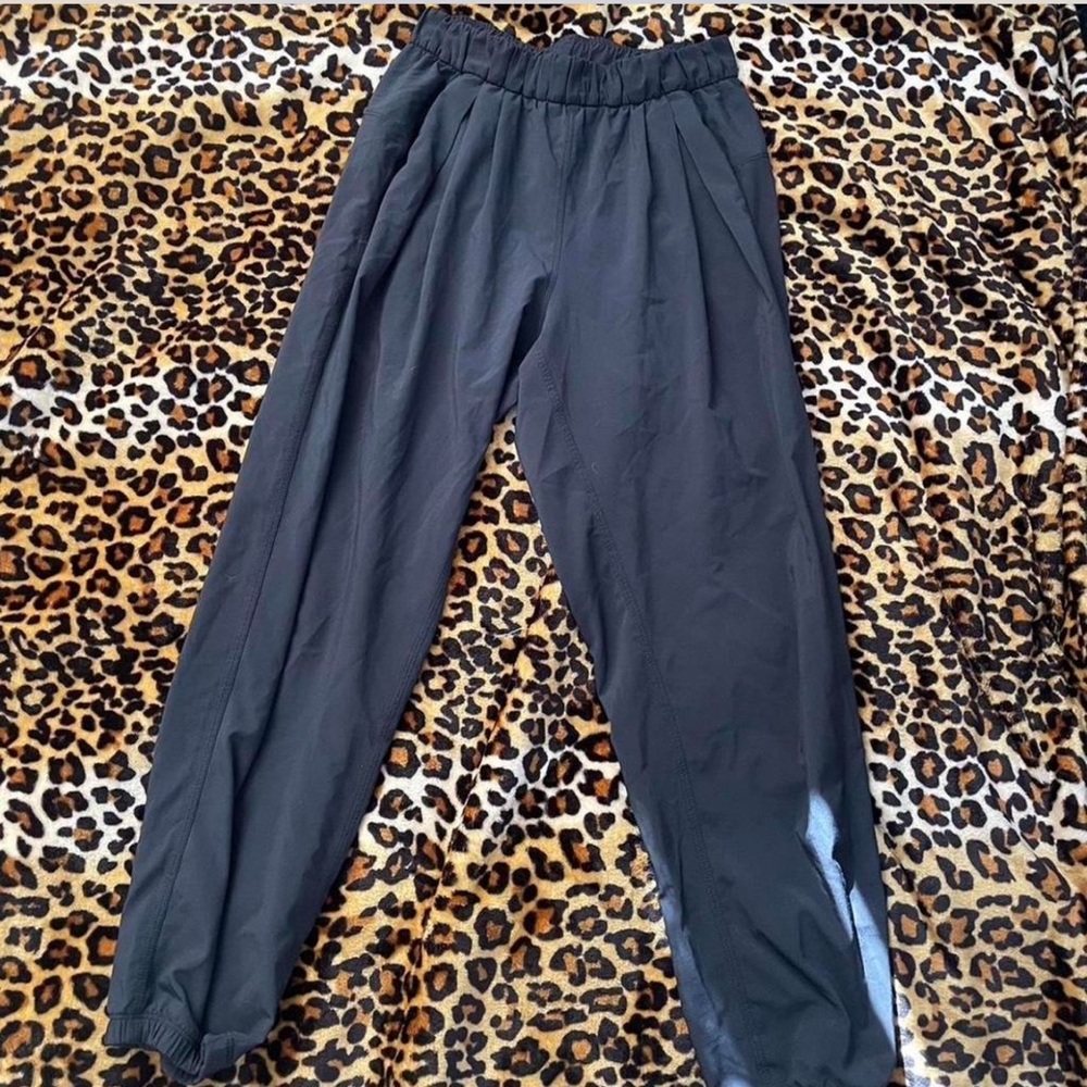 Lululemon Women’s Black joggers size s